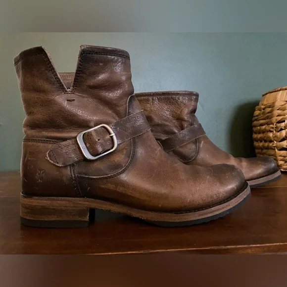 Frye- Veronica bootie rich brown leather buckle detail women’s size 9 - Picture 3 of 16
